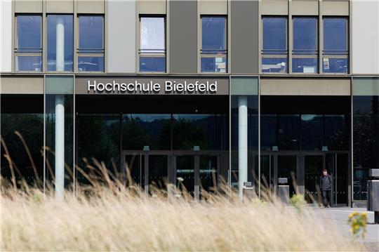 Blick auf den Eingang zur Hochschule Bielefeld (HSBI).