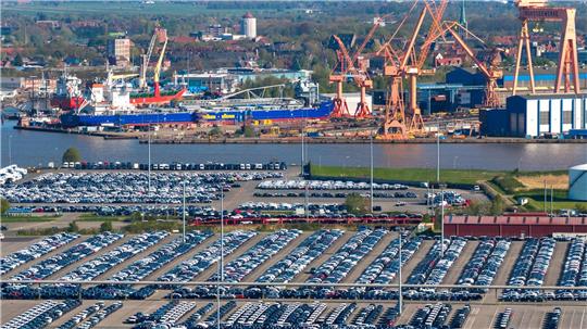 Blick auf den Emder Hafen: Die deutsche Wirtschaft bleibt trotz Aufhellung fragil.
