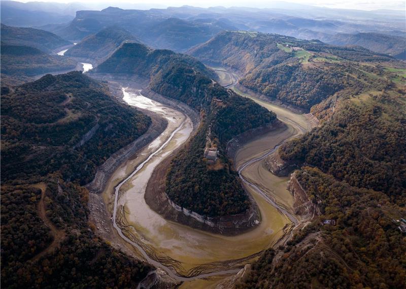 Fast die Hälfte von Spanien auch im Herbst von Dürre bedroht Blick auf den Fluss Ter, der zu einem Stausee in der Nähe von Vilanova de Sau fließt.