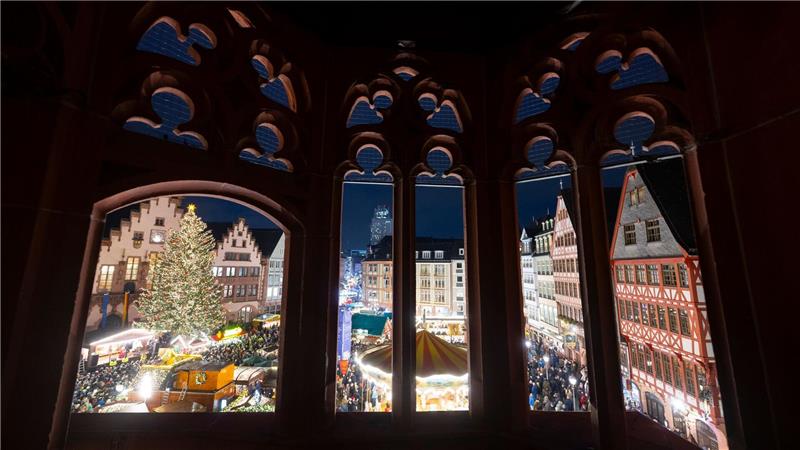 Blick auf den Frankfurter Weihnachtsmarkt auf dem Römerberg.