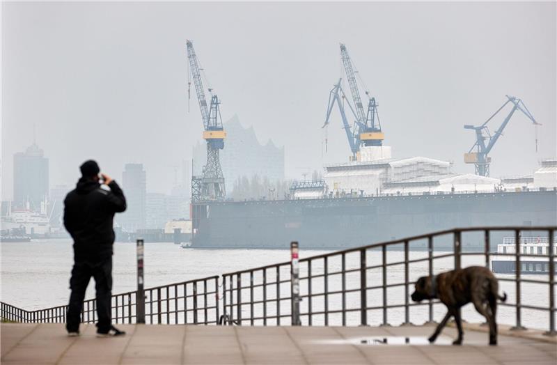 Flaute statt Aufschwung - Warnung vor Schwarzmalerei Blick auf den Hamburger Hafen: Nach vorläufigen Daten schrumpfte die Wirtschaftsleistung im vierten Quartal zum Vorquartal um 0,3 Prozent.