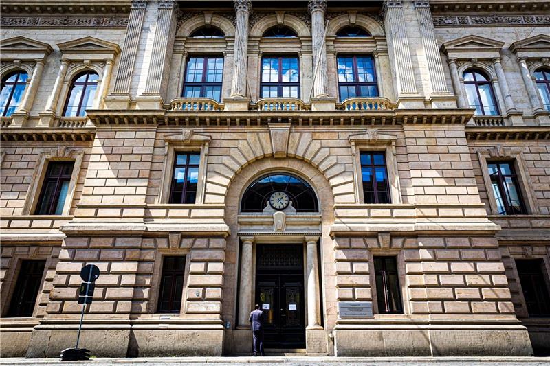 Angeklagter Frauenarzt nicht zum Prozessauftakt erschienen Blick auf den Haupteingang des Landgerichts Braunschweig. Hier beginnt der Prozess gegen einen Frauenarzt.
