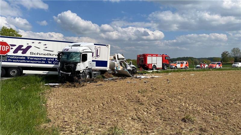 Blick auf den Kleintransporter und Lastwagen an der Unfallstelle.