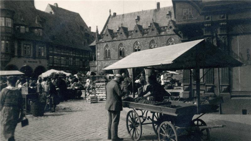 Blick auf den Marktplatz in Goslar um 1925.