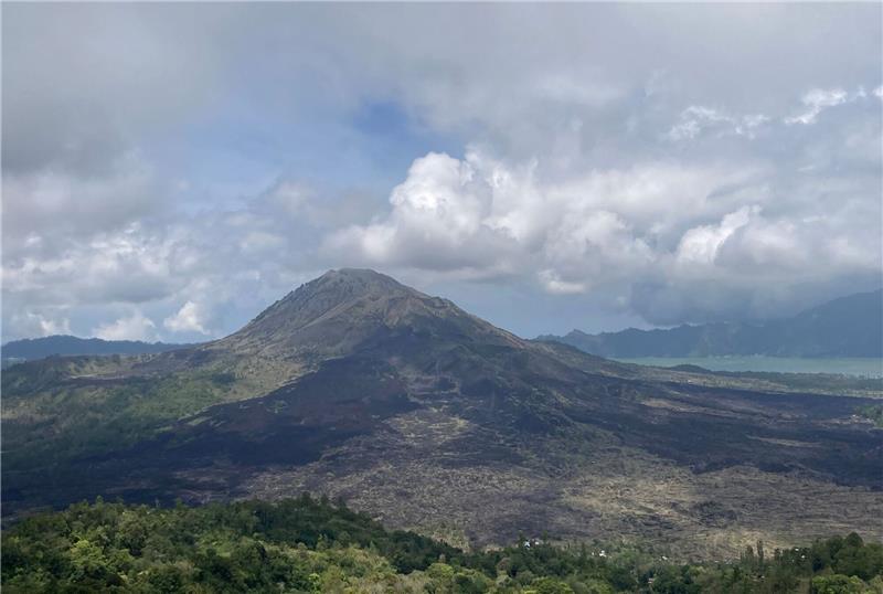 Blick auf den Mount Batur, einen der als heilig verehrten Vulkane im Nordosten von Bali.