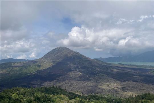 Blick auf den Mount Batur, einen der als heilig verehrten Vulkane im Nordosten von Bali.