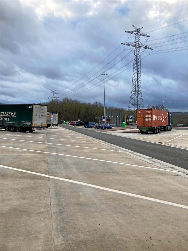 Diebstähle an A7: Polizei schnappt zwei polnische Tätverdächtige Blick auf den Parkplatz mit WC-Anlage „Jägerturm-West“ an der A 7 – vor dem Umbau hieß die 1988 errichtete Anlage Sillium-West. Foto: Autobahn GmbH