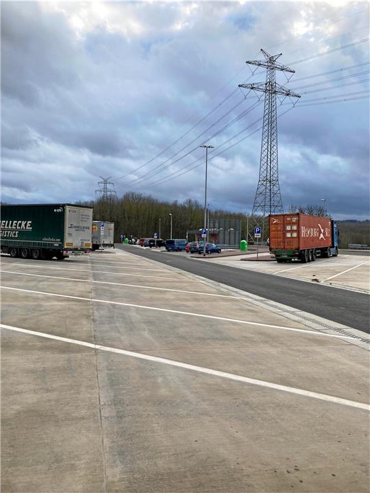 Blick auf den Parkplatz mit WC-Anlage „Jägerturm-West“ an der A 7 – vor dem Umbau hieß die 1988 errichtete Anlage Sillium-West. Foto: Autobahn GmbH