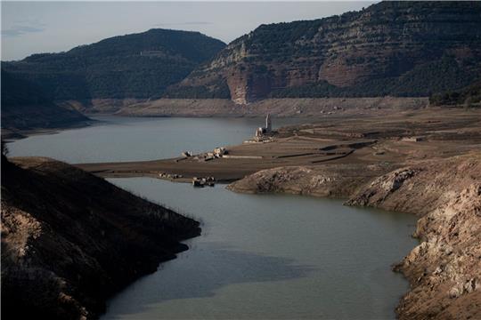 Blick auf den Sau-Stausee in Vilanova de Sau, Katalonien Ende Januar 2024.