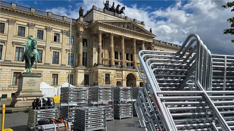 Tag der Niedersachsen - Wissenswertes zum Landesfest Blick auf den Schlossplatz. Wie hier sind die Vorbereitungen für den Tag der Niedersachsen nahezu überall in der Stadt sichtbar.