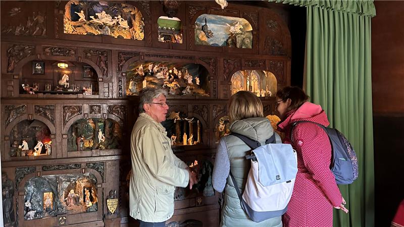 Burgberg: Besucherzahl in der Harzsagenhalle schnellt nach oben Blick auf den Schrein: In 14 Szenenfenstern werden in der Harzsagenhalle verschiedene Sagen aus dem Harz szenisch dargestellt.