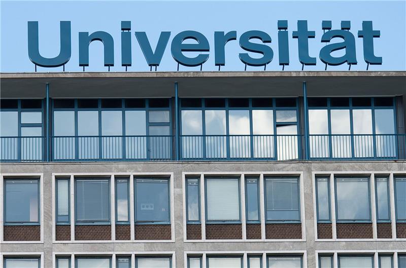 Blick auf den Schriftzug «Universität» auf dem Dach des Continental-Hochhauses der Leibniz-Universität.