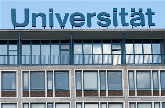 Blick auf den Schriftzug «Universität» auf dem Dach des Continental-Hochhauses der Leibniz-Universität.