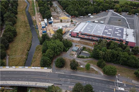 Blick auf den Schützenplatz mit der Sparkassen-Arena, dem Fluss Leine und der Godehardstraße.