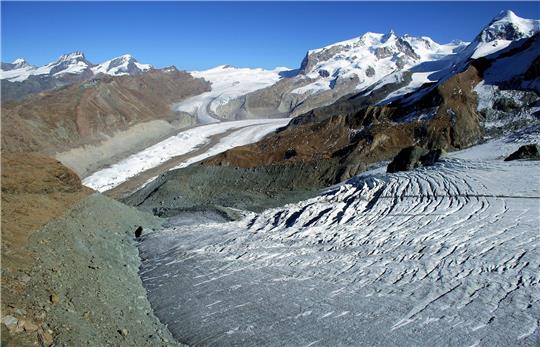 Blick auf den Theodulgletscher am kleinen Matterhorn in den Alpen unweit von Zermatt.