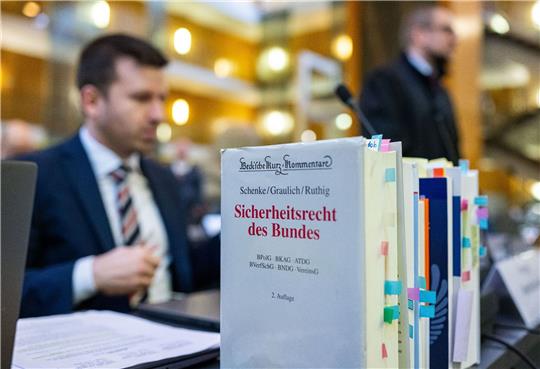 Blick auf den Tisch der Anwälte der AfD  im nordrhein-westfälischen Oberverwaltungsgericht Münster.