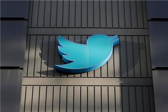 Blick auf den Twitter-Hauptsitz und das Logo des Kurznachrichtendienstes.