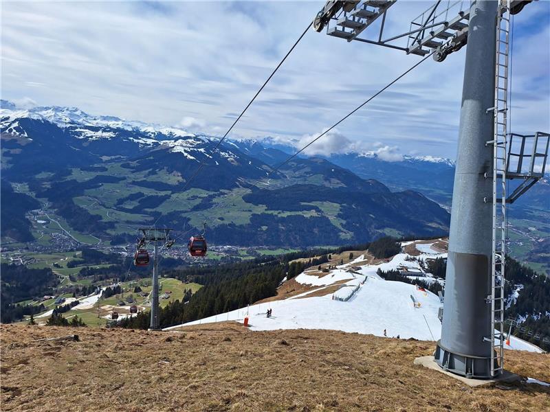 Deutsche prallt in Tirol mit Gleitschirm gegen Seilbahn Blick auf den Unfallort. Eine deutsche Gleitschirmpilotin ist in Hopfgarten im Brixental gegen die Gondel einer Seilbahn geprallt.