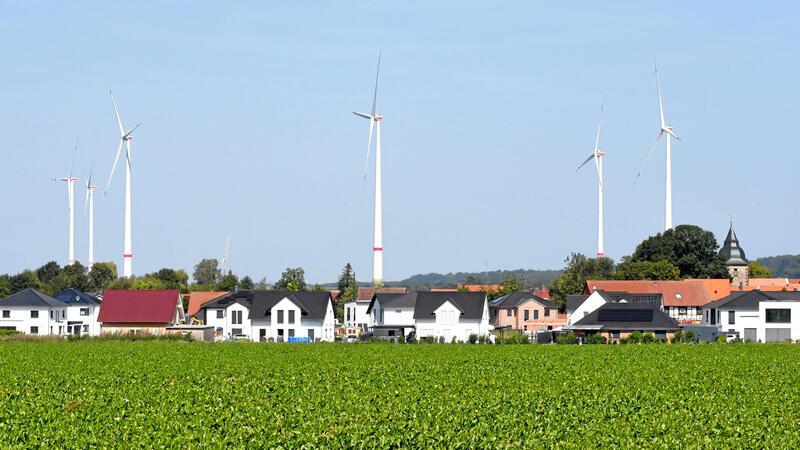 Blick auf den Windpark Flöthe, im Vordergrund Klein Flöthe: Dieses Projekt hat Terrawatt realisiert.
