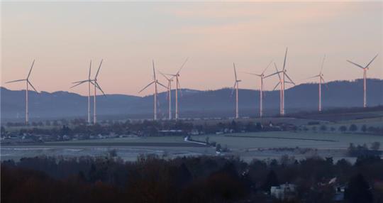 Ein Windpark im Morgengrauen
