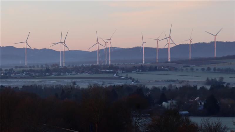 Ein Windpark im Morgengrauen