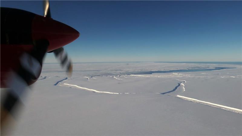 Riesiger Eisberg in der Antarktis abgebrochen Blick auf den abgebrochenen Eisberg aus der Luft.