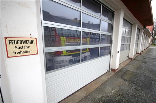 Blick auf den alten Garagenkomplex der Seesener Brandbekämpfer: Für den Neubau eines Feuerwehrgerätehauses in der Sehusa stadt stehen 2024 zwei Millionen Euro im Haushalt bereit.  Foto: Gereke