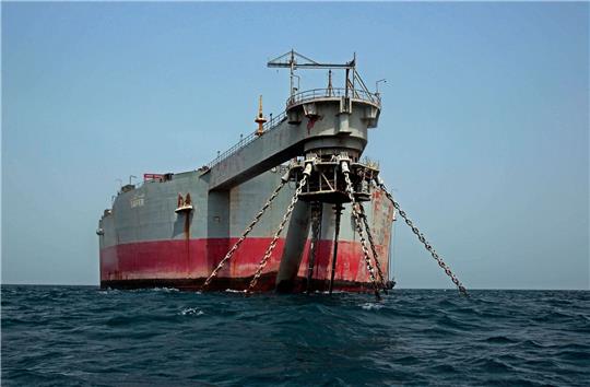 Blick auf den angeschlagenen Öltanker «FSO Safer» im Roten Meer vor der Küste des von Rebellen gehaltenen Hafens Rass Issa in der westlichen Provinz Hodeidah.