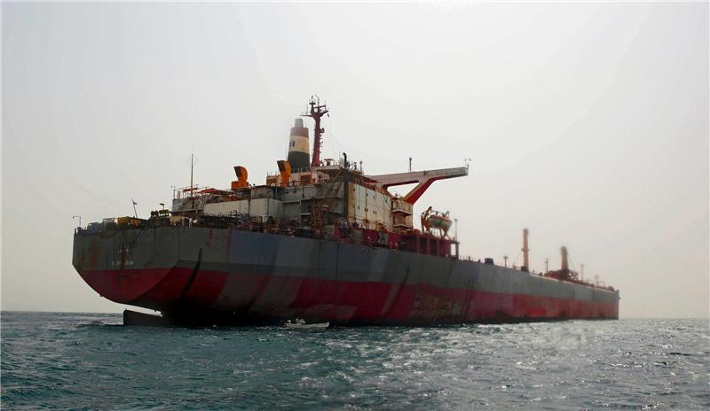 Berlin sieht Fortschritte bei UN-Tanker-Bergung vor Jemen Blick auf den angeschlagenen Öltanker «FSO Safer» im Roten Meer vor der Küste Jemens.