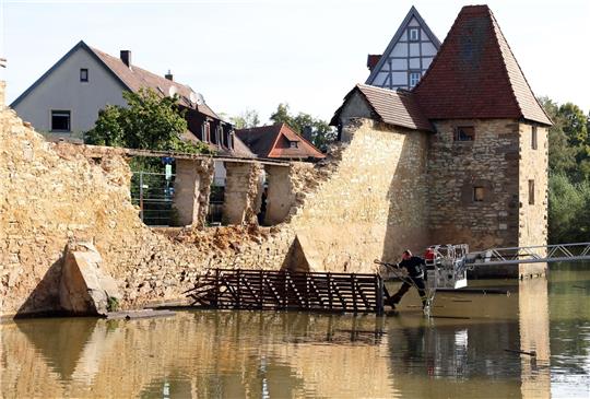 Blick auf den eingestürzten Teil der historischen Stadtmauer am Seeweiher in Weißenburg.