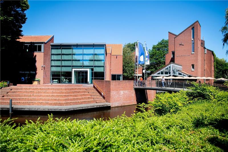 Emder Kunsthalle zeigt Künstlerinnenselbstporträts Blick auf den gläsernen Eingang zur Kunsthalle Emden im Stadtzentrum und die dazugehörige Malschule am Stadtgraben.