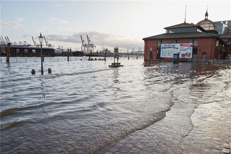Erste Sturmflut an Nordsee - Temperaturabsturz im Südwesten Blick auf den mit Elbwasser überfluteten Fischmarkt in Hamburg.