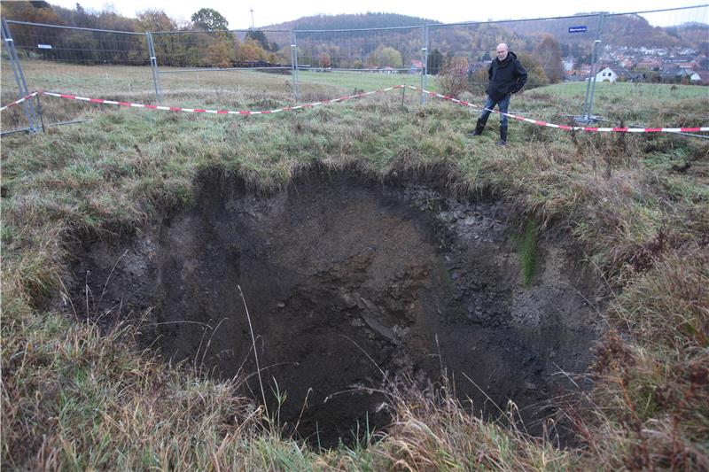 Blick auf den sogenannten Tagesbruch auf einer Wiese bei Wolfshagen im Harz. Ein alter Bergbauschacht ist eingestürzt.