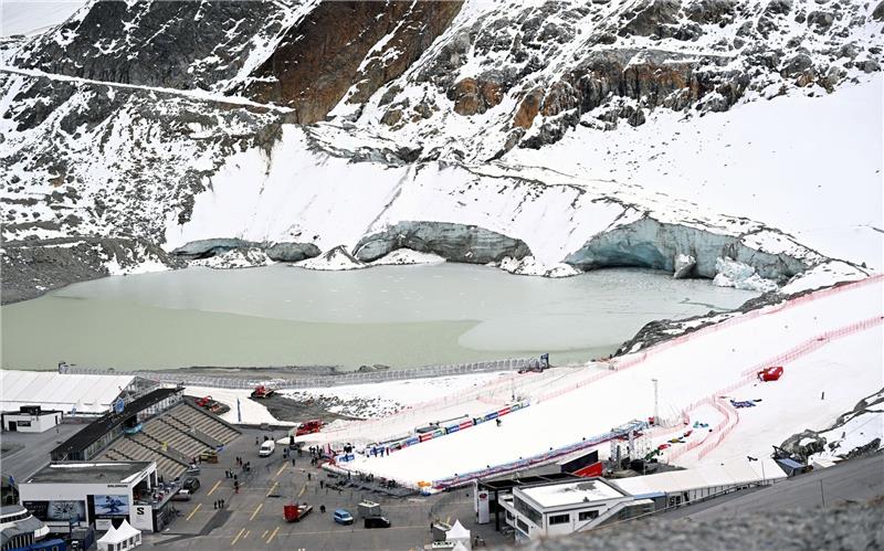 Gletscher-Messungen in Österreich zeigen Rekord-Schmelze Blick auf die Abrisskante des Gletschers und der Zielbereich der Alpinen Ski-Weltcupstrecke am Rettenbachferner in Tirol.