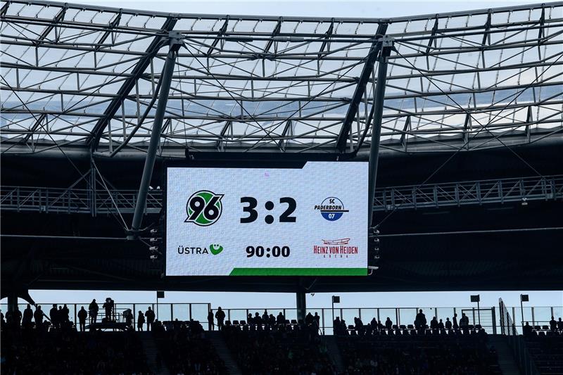 Blick auf die Anzeigetafel mit dem Endergebnis 3:2.