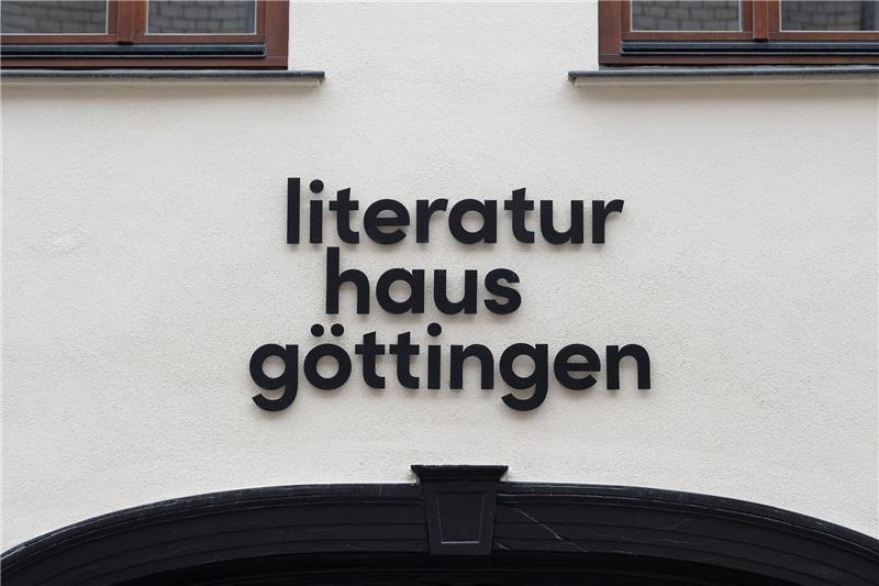 Blick auf die Ausssenfassade vom Literaturhaus Göttingen.