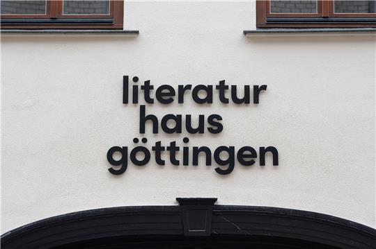 Blick auf die Ausssenfassade vom Literaturhaus Göttingen.