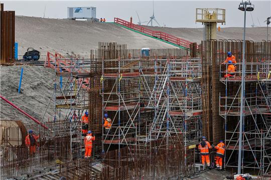 Blick auf die Bauarbeiten der Ostseetunnel-Baustelle in Puttgarden auf der Insel Fehm.