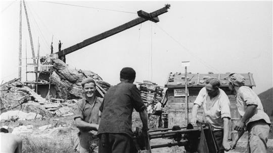 Blick auf die Baustelle im Sommer 1950: Während auf dem Kreuz ein Richtbaum zu erkennen ist, ist die Fläche rund um das Kreuz damals noch kahl.