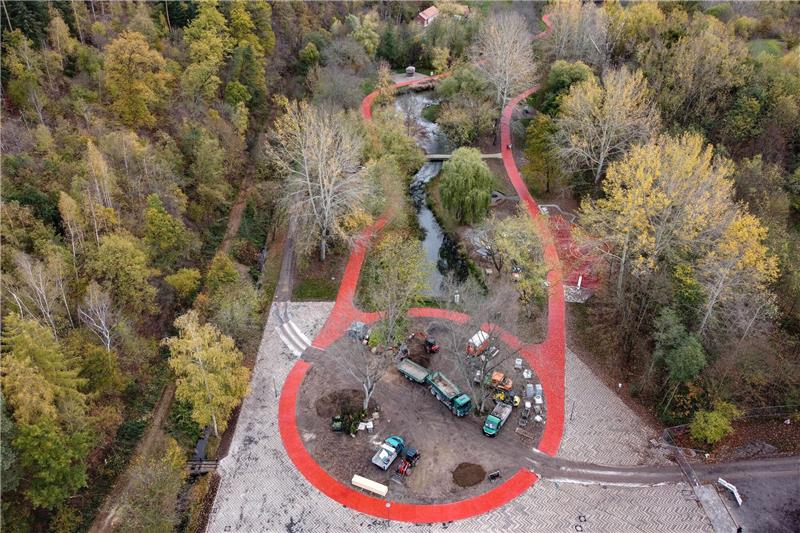 Landesgartenschau beginnt mit dem Anlegen der Themengärten Blick auf die Baustelle von einem Themengarten im "Spiel- und Sportpark" mit roter Laufbahn.