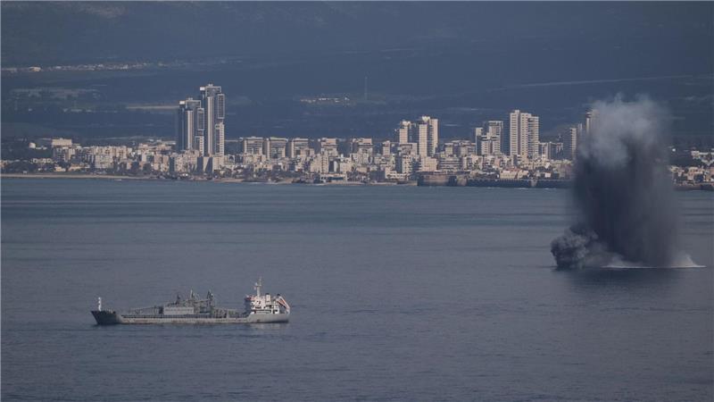 Blick auf die Bucht von Haifa, wo ein Geschoss explodiert.