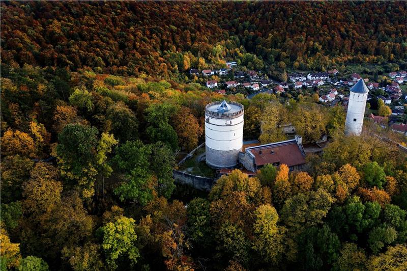 Sturz aus 15 Meter Höhe: Mann fällt von Burgmauer Blick auf die Burg Plesse.