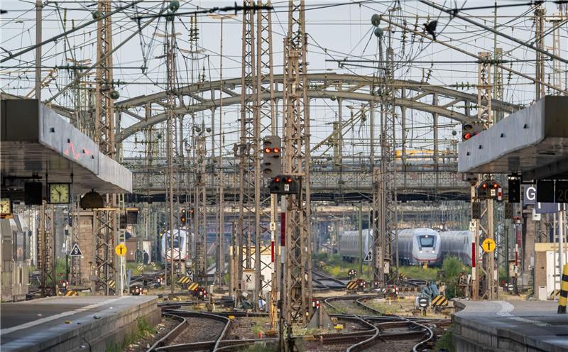 Blick auf die Einfahrt zum Münchner Hauptbahnhof.