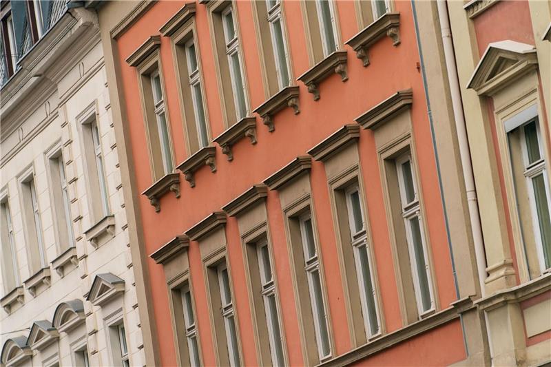 Verband fordert mehr Sozialwohnungen in Niedersachsen Blick auf die Fassaden von Wohnhäusern.