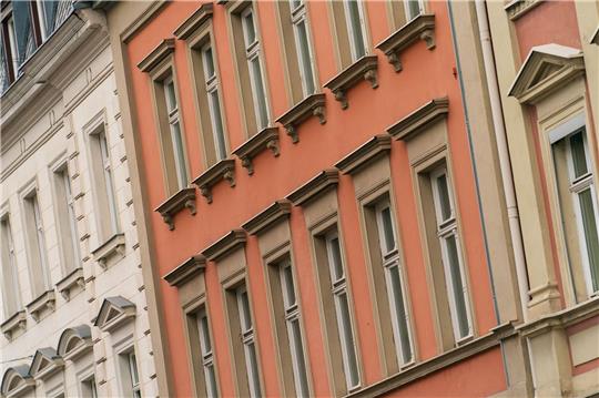 Blick auf die Fassaden von Wohnhäusern.