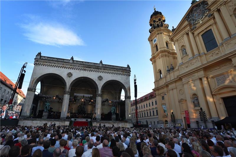 „Klassik am Odeonsplatz”: Musikgenuss unter freiem Himmel Blick auf die Feldherrnhalle in München: Christian Thielemann dirigierte das Konzert des Symphonieorchester des Bayerischen Rundfunks.