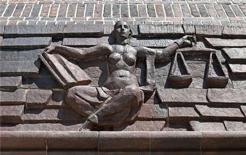 Kein Schadenersatz für Wanderer wegen umgestürzten Baumes Blick auf die Justitia über dem Eingang eines Landgerichts.