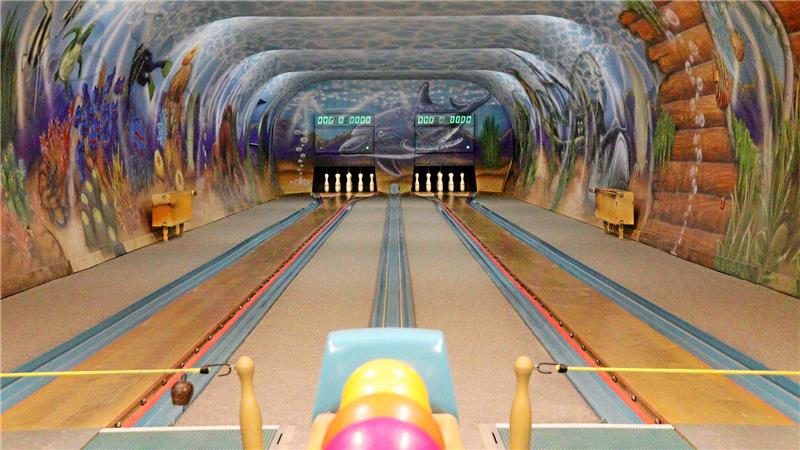 Die Kegelbahn in Lutters "Blickpunkt", die bemalten Seitenwände stellen eine Unterwasserlandschaft dar.