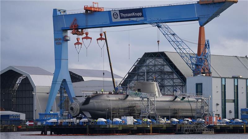 Das tut sich in Deutschlands Waffenbranche Blick auf die Kieler Werft von TKMS mit einem im Bau befindlichen U-Boot.