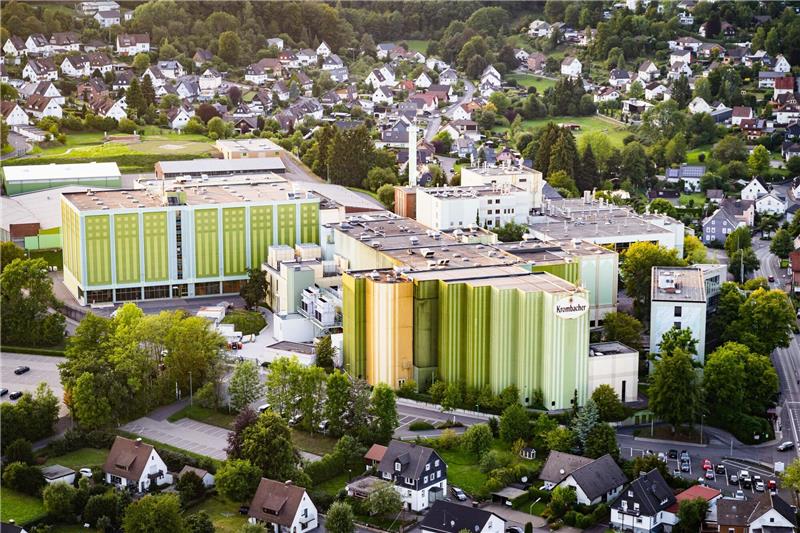 Krombacher steigert Bierabsatz - Schweppes gewinnt dazu Blick auf die Krombacher-Brauerei in Kreuztal. Das Unternehmen hat den Bierabsatz wieder gesteigert.
